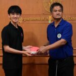 รศ.ดร.สุนั้นท์ สีสังข์ นายกสมาคม มอบของที่ระลึกแก่ Eddie