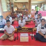 นักเรียนบรรเลงดนตรีไทย